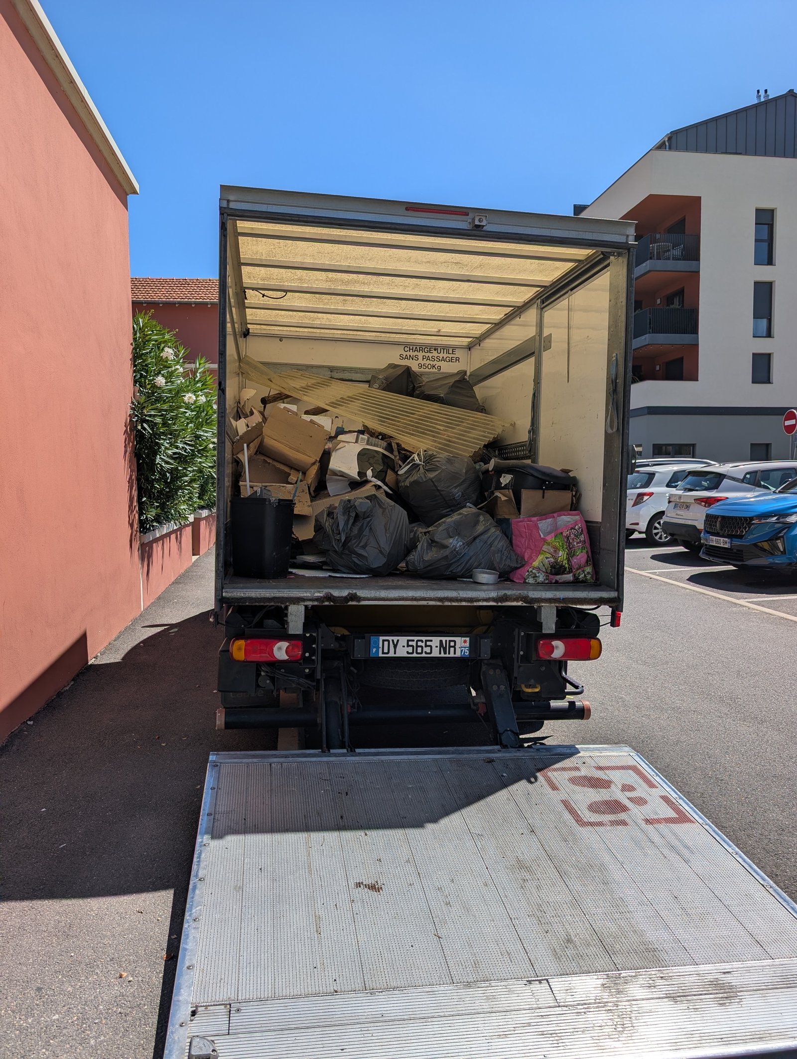 Camion de débarras plein prêt pour la déchetterie